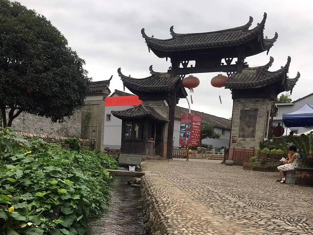 朔州:某村废弃厂房!9名男女被抓